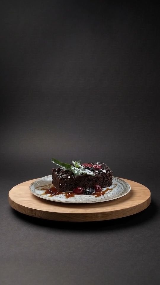 Brownie auf einer Eichenplatte vor dunklem Hintergrund