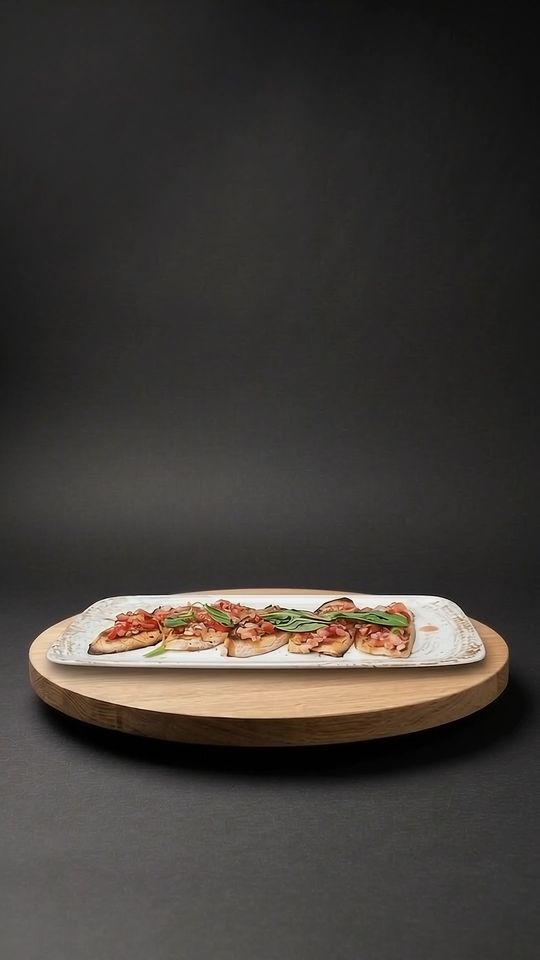 Bruschetta Classico auf einer Eichenplatte vor dunklem Hintergrund