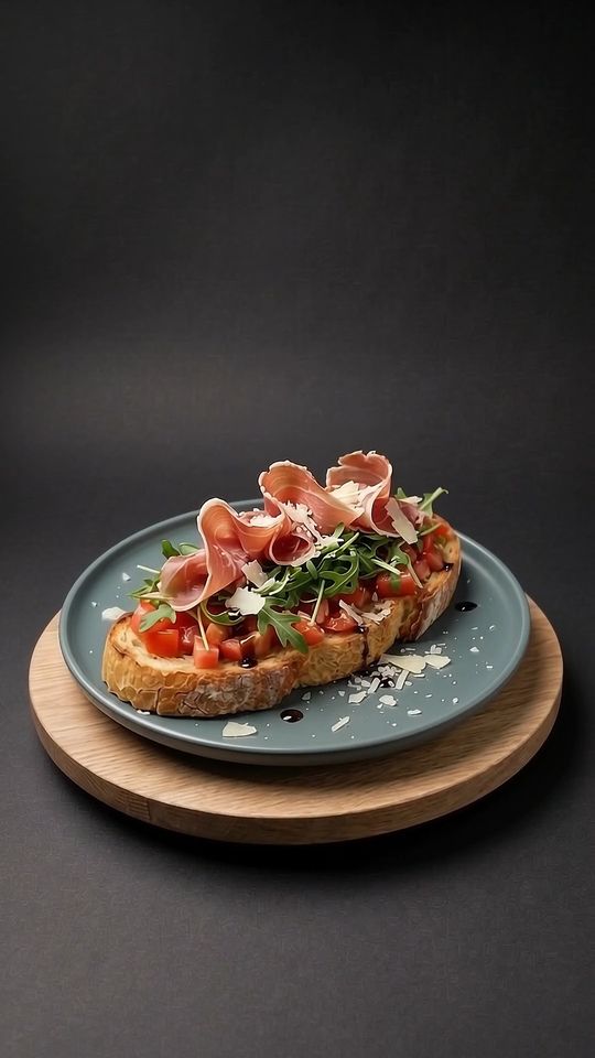 Bruschetta Serrano auf einer Eichenplatte vor dunklem Hintergrund